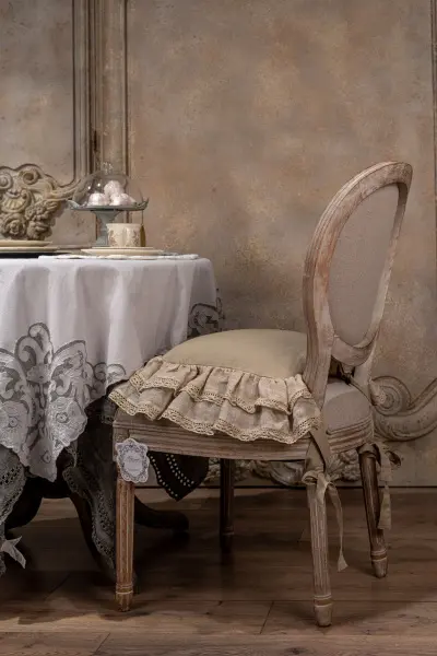 Чехол декоративный для сидения стула с кружевной оборкой TIEPOLO бежевый