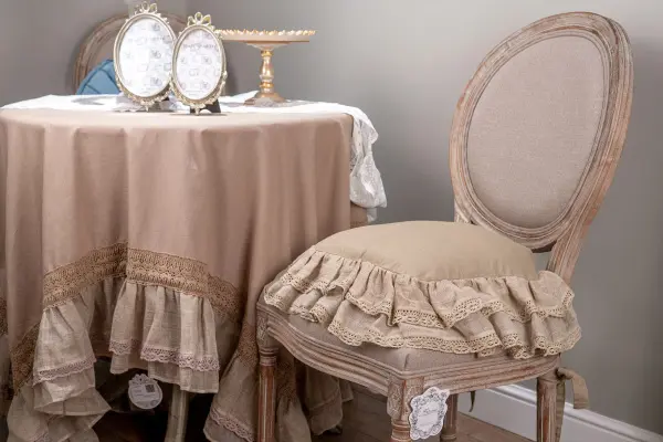 Чехол декоративный для сидения стула с кружевной оборкой TIEPOLO бежевый