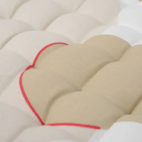 Подушка на стул из хлопка бежевого цвета с авторским принтом из коллекции freak fruit, 40х40 см