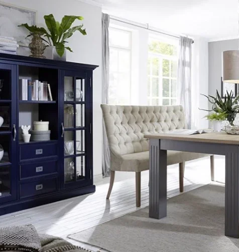 синяя витрина в интерьере гостиной