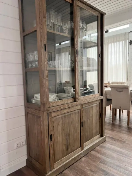 Буфет стеклянный двухдверный из массива ясеня