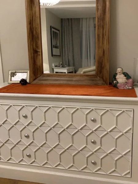 Комод современный Портленд в интерьере с зеркалом