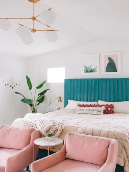 Бирюзовая двуспальная кровать Mora в светлой спальне